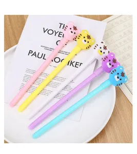 Détail de cinq stylos gel colorés en forme de tigre pour les fournitures scolaires