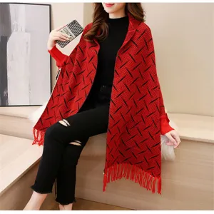 Elegante scialle in maglia rossa con motivi neri e frange per l'autunno e l'inverno