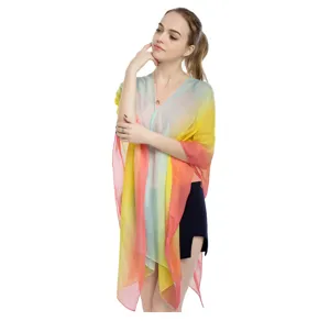 Elegante chal de gasa con degradado de arco iris para protección solar de mujer.