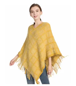 Gemütlicher gelb karierter Chenille-Strickponcho mit Fransen, von Model getragen.