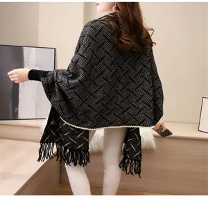 Sciarpa in maglia di finto visone con nappe e maniche a pipistrello in bianco e nero