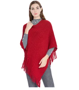 Poncho tricoté rouge élégant pour femmes avec détails de glands et texture douce