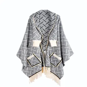 Elegante poncho in maglia grigia da donna con motivo geometrico, nappe e maniche a pipistrello