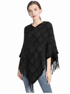 Eleganter schwarzer Chenille-Poncho mit Karomuster und Fransen am Modell.