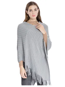Élégant poncho en tricot gris pour femme avec fils métalliques brillants et franges