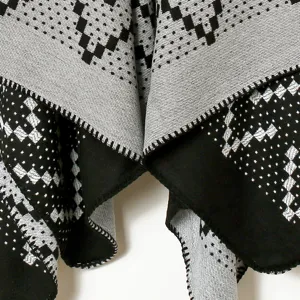 Gros plan d'un châle poncho en jacquard imitation cachemire avec des motifs géométriques