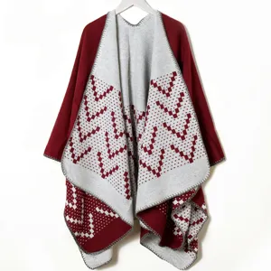 Élégant poncho en maille rouge vin et gris pour femme avec motif jacquard géométrique
