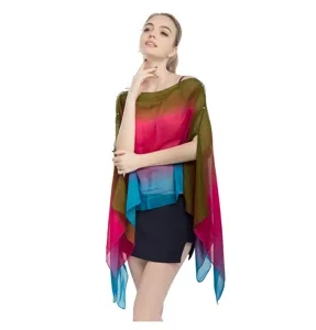 Detalle del poncho de gasa degradado con botones de perlas decorativos en los hombros