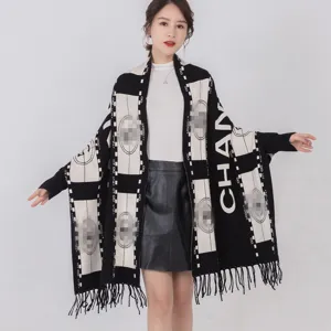 Chal poncho de jacquard a cuadros blanco y negro con flecos y diseño clásico de lujo