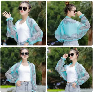 Detaillierte vierfache Ansicht eines hellblauen Chiffon-Sonnenschutzschals mit Blumendrucken