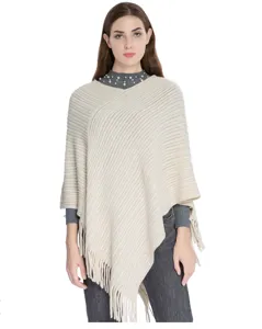 Poncho tricoté beige élégant pour femme avec fils dorés discrets et franges décoratives