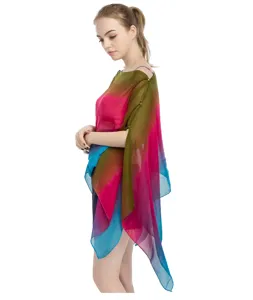 Vista detallada de un poncho de gasa degradada con elegantes botones de perlas