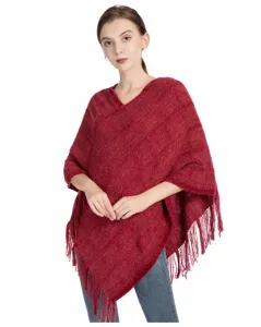 Roter Damen Chenille-Strickponcho mit Karomuster und Fransen-Saum auf weißem Grund