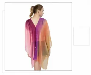 Vista trasera de un chal de gasa de colores degradados con elegantes botones de perlas