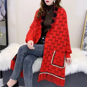 Elegante chal capa de cachemira de imitación roja con mangas, patrón GG y flecos de moda