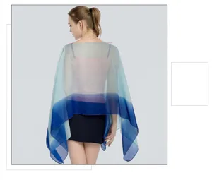 Elegante chal poncho de gasa con degradado azul para protección solar, vista trasera