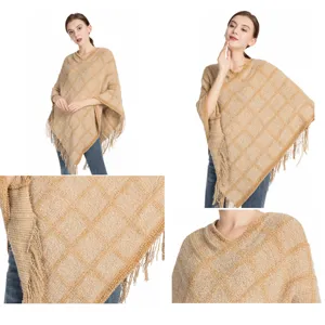 Weicher Damen Strickponcho mit Karomuster und Fransen aus Chenille in gemütlichem Design