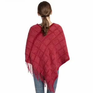 Rotes kariertes Strick-Poncho-Schultertuch mit Fransen und warmer Chenille-Textur
