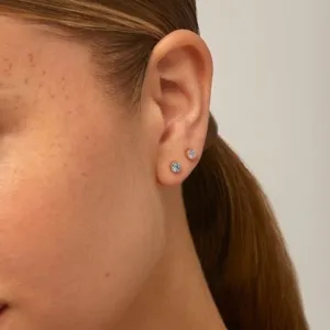 Elegante minimalistische ronde oorknopjes met lichtblauwe kristallen voor dames