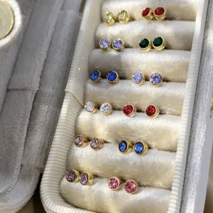 Prachtige veelkleurige ronde kristallen oorknopjes in elegante fluwelen doos