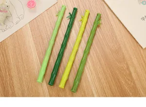 Primer plano de bolígrafos de gel creativos con forma de bambú en cuatro tonos de verde