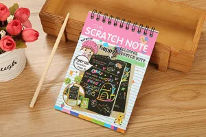Primo piano di un colorato taccuino per scratch art per bambini con stilo in legno