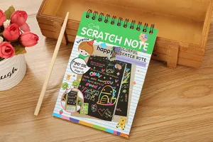 Dettaglio di un quaderno per graffiti a grattare DIY per bambini con stilo