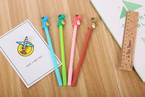 Set mit vier bunten Cartoon Dinosaurier Gelschreibern auf einem hölzernen Schreibtisch