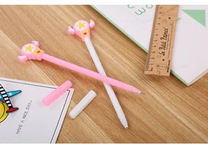 Makrodetail des Feen-Zauberstab-Gelschreibers mit rosa und weißen geflügelten Kappen