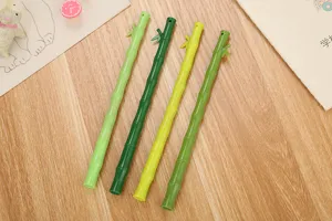 Detalle de cuatro creativos bolígrafos de gel con forma de bambú en varios tonos verdes