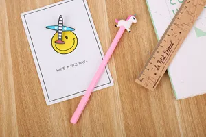 Vue détaillée d'un joli stylo gel licorne rose pour les fournitures scolaires créatives