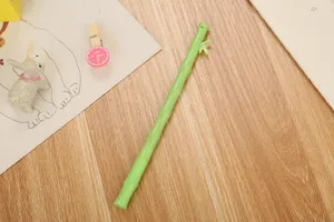 Bolígrafo de gel creativo con forma de bambú verde en escritorio con decoración