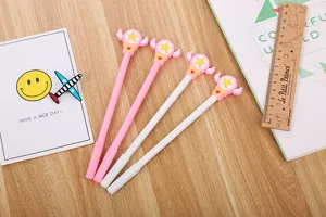 Detailansicht süßer Zauberstab-Gelschreiber mit Stern- und Flügeldesign auf einem Holztisch