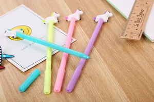 Gros plan de stylos gel licorne mignons aux couleurs pastel sur bureau