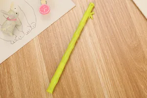 Bolígrafo de gel creativo con forma de bambú verde en un escritorio de madera.