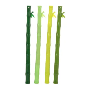 Detalle de cuatro bolígrafos de gel con forma de bambú en varios tonos de verde.