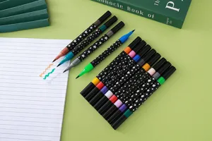 Nahaufnahme bunter Glitzer-Marker mit weicher Spitze auf einem Schreibtisch