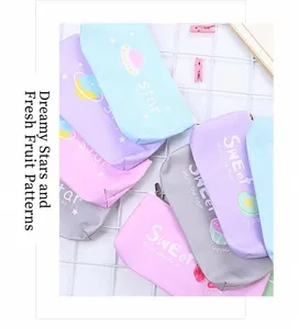 Primo piano dettagliato di vari astucci in PU colorati con stampe di stelle e frutti