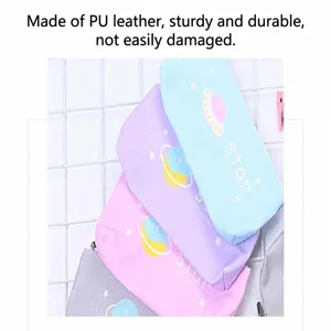 Primo piano di graziosi astucci in pelle PU con stampe di stelle e pianeti color pastello