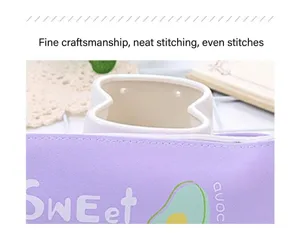 Vista dettagliata delle cuciture di qualità su un astuccio in PU viola con stampa avocado