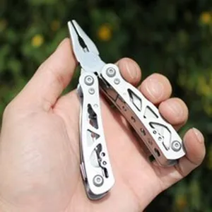 Gros plan d'une pince pliante multi-outils en acier inoxydable portable pour activités.