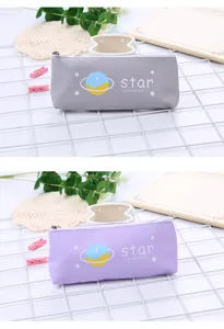 Vista dettagliata degli astucci in PU viola e grigio con design a stelle e universo