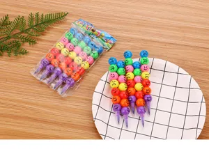 Gros plan de crayons empilables colorés avec diverses expressions de smileys