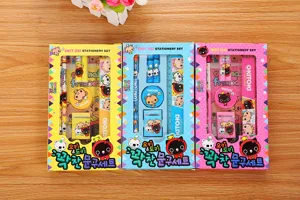Vielfalt an 7-teiligen Cartoon-Schreibwarensets in gelben, blauen und rosa Boxen