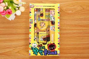 Komplettes 7-teiliges Cartoon-Schreibwarenset mit süßen Tiermotiven in gelber Verpackung