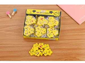 Detailopname van schattige ster emoji gummetjes in een gele geschenkverpakking van 36 stuks