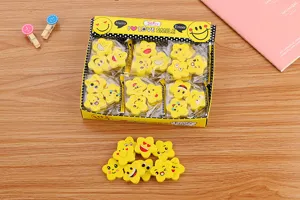 Gedetailleerde foto van gele ster emoji gummen in verpakking op houten bureau