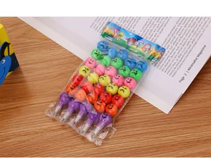 Vue détaillée de crayons empilables en sept couleurs avec des visages souriants mignons