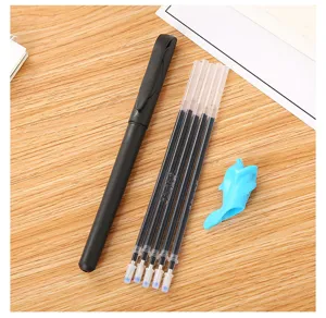 Vue détaillée du kit stylo à encre magique avec stylo, cinq recharges et guide-doigt