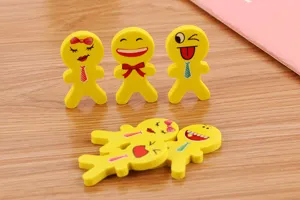 Gros plan sur de jolies gommes jaunes en forme d'emoji avec des expressions drôles